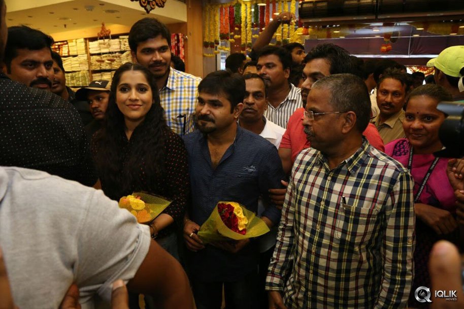 Tanu-Vachenanta-Movie-Team-At-South-India-Shopping-Mall-Vijayawada